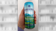 Eine Dose Mineralwasser in einer Hand.