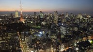 Nachtaufnahme von Tokio von oben.