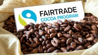 Programmsiegel von TransFair auf Kakao-Bohnen.
