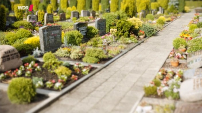 Ein Friedhof mit Grabsteinen.