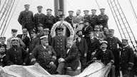 Gruppenfoto der Expeditionsteilnehmer an Deck des Schiffes.