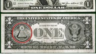 Vorder- und Rückseite der Ein-Dollar-Note; dabei rot umkreist das sehende Auge auf der Rückseite des Geldscheins.