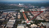 Luftaufnahme von Washington. Ein rot eingezeichnetes Dreieck verbindet das Weiße Haus, das Washington Monument und das US Capitol.