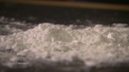 Weißes Pulver (Kokain) liegt auf einer Unterlage.