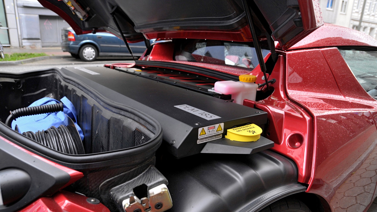 Elektroauto "Tesla Roadster" mit geöffneter Motorhaube.