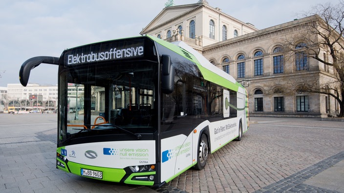 Elektrobus in Hannover | Bildquelle: dpa/Julian Stratenschulte Elektrobus in Hannover