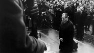 Willy Brandt kniet vor dem Mahnmal für die Opfer des Warschauer Ghettos nieder