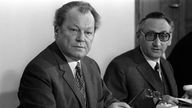 Willy Brandt sitzt neben Egon Bahr