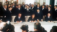 Willy Brandt unterzeichnet den Moskauer Vertrag