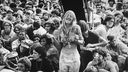 Frau tanzt auf dem Woodstock-Festival 1969