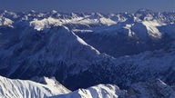 Panoramablick von der Zugspitze Richtung Süden auf die schneebedeckten Berggipfel der Alpen
