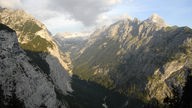 Blick in das bewaldete Reintal mit dem Gebirgsbach Partnach umrahmt von steilen Berggipfeln