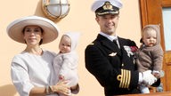 Der dänische Kronprinz Frederik hält seinen sieben Monate alten Sohn Vincent auf dem Arm; daneben steht Prinzessin Mary mit Vincents Zwillingsschwester Josephine.